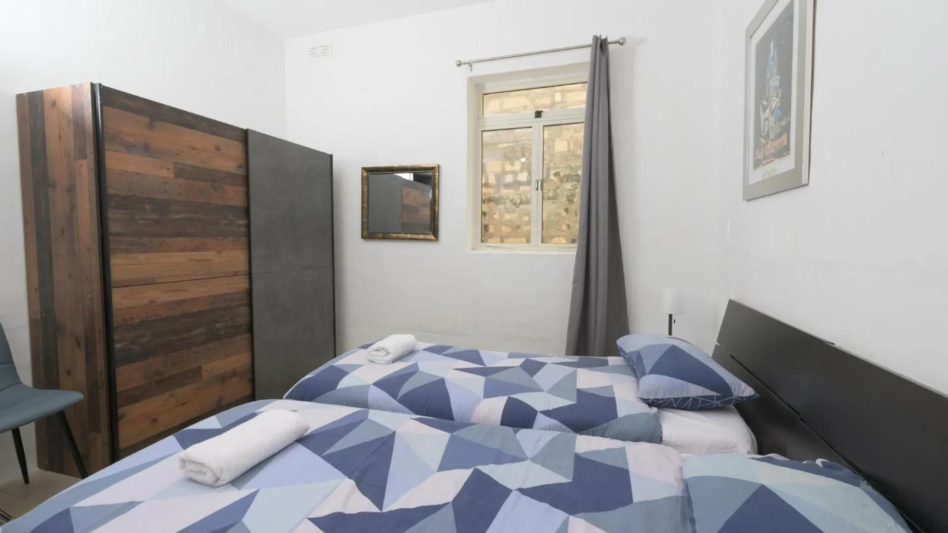 Stylish Valletta 2 Bedrooom City Centre Apartment With Terrace 0*,  Malta