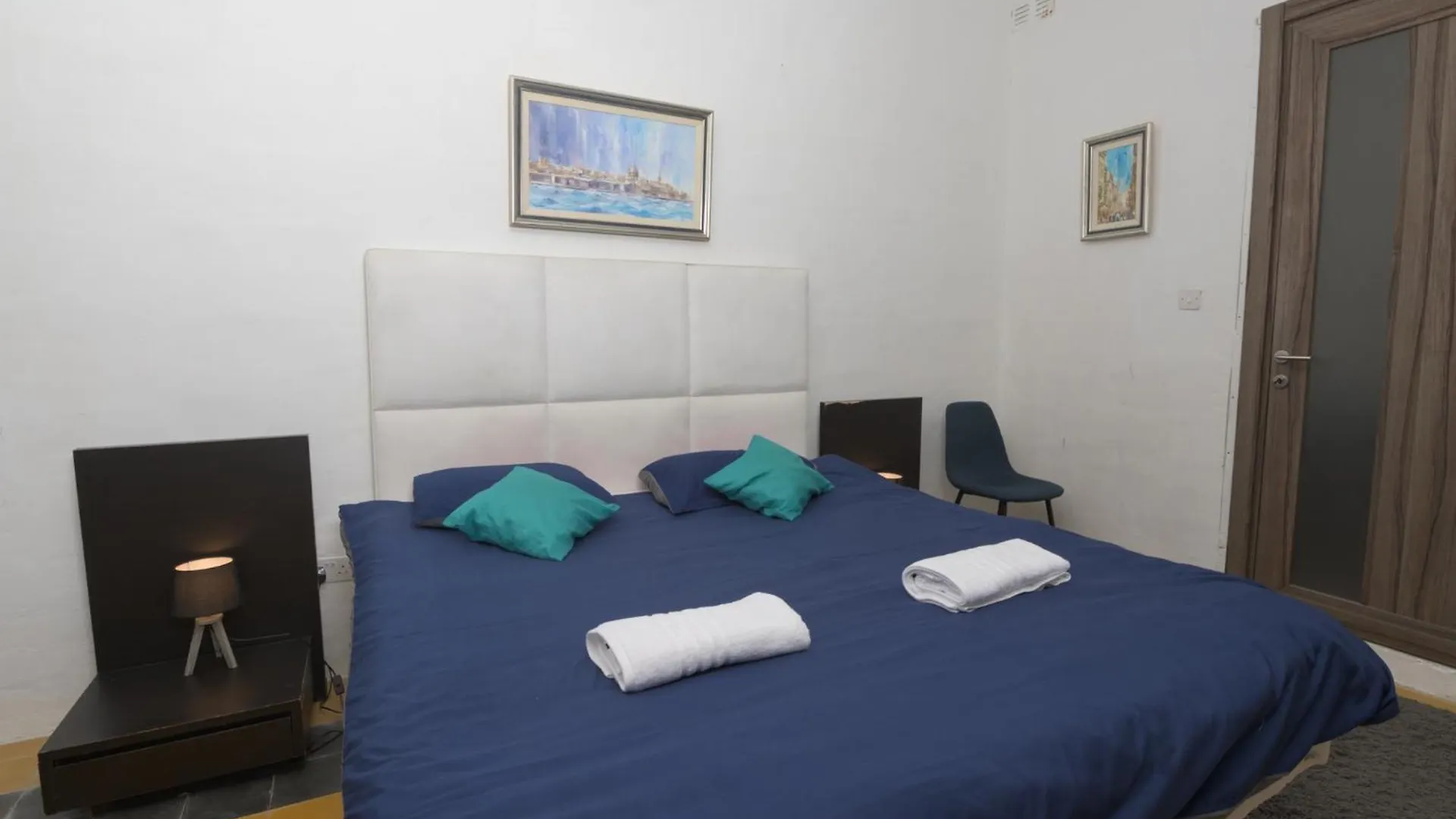 Stylish Valletta 2 Bedrooom City Centre Apartment With Terrace 0*,  Malta